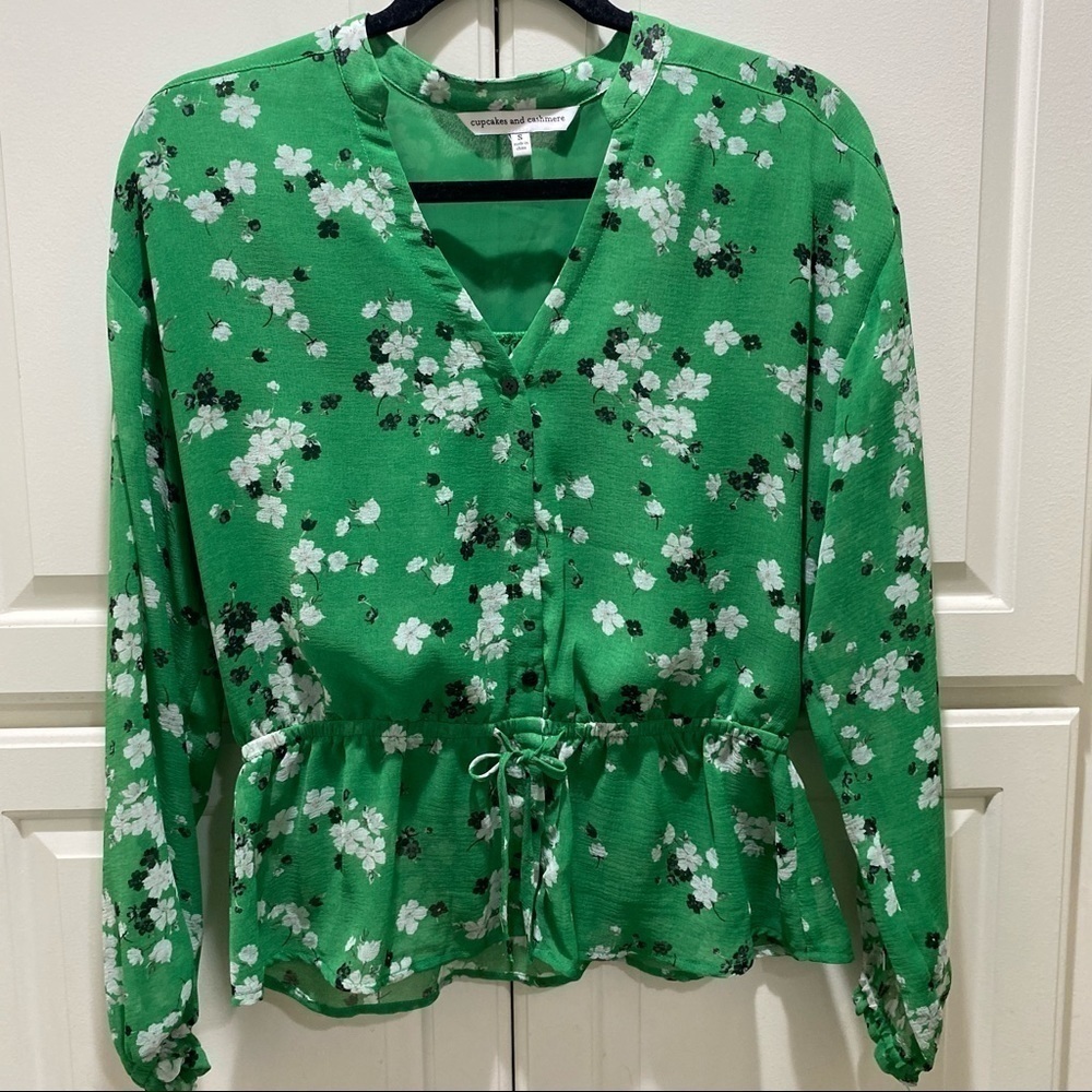 Cupcakes & Cashmere Women’s Leona Green Floral Top Size Small - Picture 5 of 6